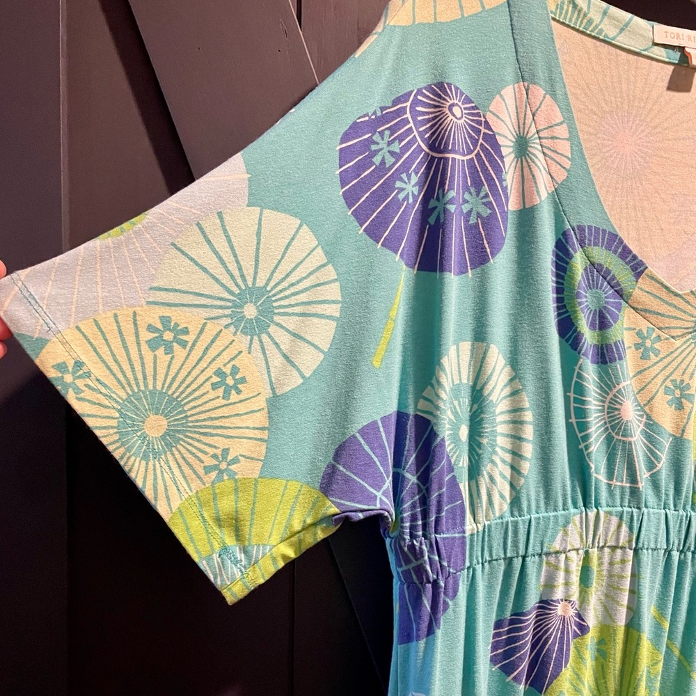 Tori Richard Sundress (L)